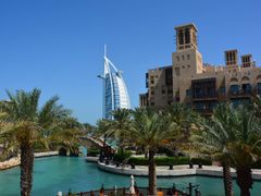 Pohled na slavný hotel Burdž al-Arab v Dubaji.