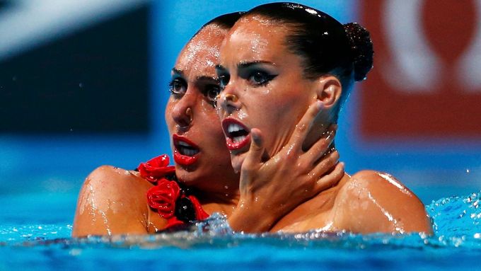 K nejvděčnějším plaveckým disciplínám patří synchronizované plavání, které je plné emocí i krásných pohybů neméně krásných ženských těl