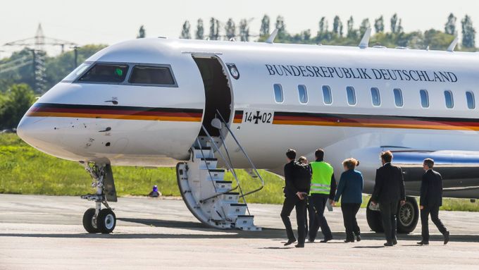 Německý vládní letoun, kterým měla odletět Angela Merkelová, na letišti v Dortmundu