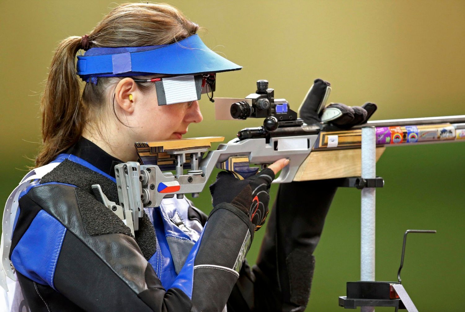 Česká střelkyně Adéla Sýkorová střílí z malorážky v kvalifikaci na 50 metrů na OH 2012 v Londýně.