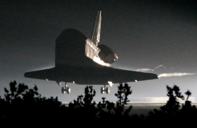 Raketoplán Endeavour přistává za tmy na Floridě
