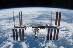 Kosmonauti zkusí zalepit trhlinu v přechodové komoře ISS lepidlem ze smůly jehličnanů