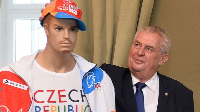 Miloš Zeman během dnešního představování oficiální kolekce oblečení pro české sportovce na nadcházející olympijské hry v Riu de Janeiru.