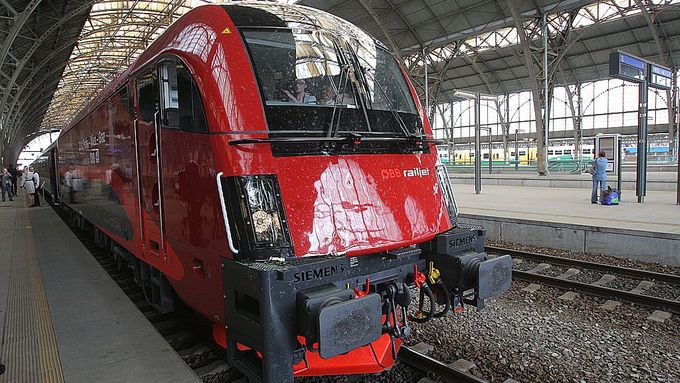 České dráhy chtějí zadat výrobu dalších devíti vlakových souprav Railjet za zhruba 2,8 miliardy.
