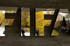 Do boje o předsedu FIFA je přihlášeno sedm kandidátů
