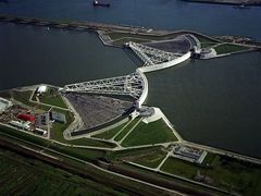 Bariéra Maeslant u Rotterdamu byla dokončena v roce 1997. Zavřela se poprvé.
