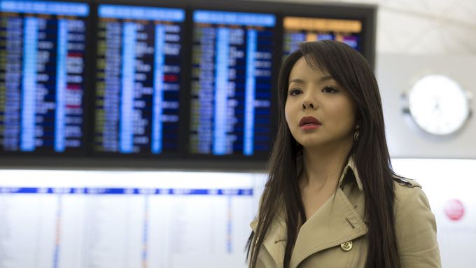 Anastasia Lin pózuje na letišti v Hongkongu