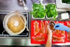 Žádná UHO, ale tuřínový krém a losos. Školní jídelny uvaří zdravě i za 34 korun, ukázala soutěž