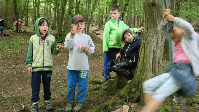 Lesní školka si zakládá na tom, že děti jsou skoro celý den v přírodě.