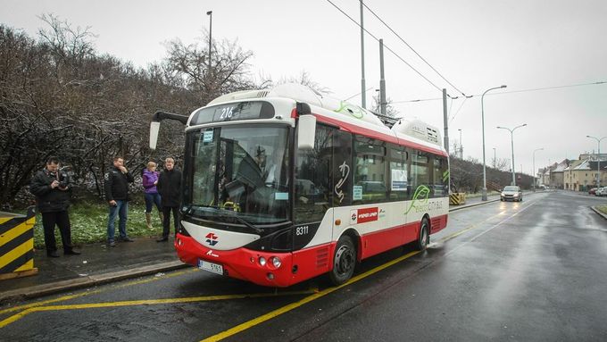 Fotky: Jezdí tiše. Může si Praha dovolit elektrobus?