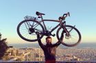 Koronaviru navzdory. Muž z Barcelony objel za necelý rok na kole téměř celou Evropu