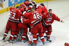 Dramatická NHL ve Finsku: Carolina zvládla druhý zápas