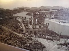 Fotografie, pořízená po zničení Hirošimy. Visí na zdi tamního muzea.