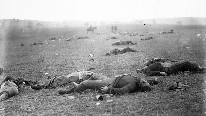Mrtví vojáci Konfederace (Jihu) po bitvě u Gettysburgu 2. července 1863.