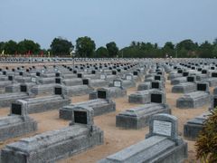 Dlouhé řady hrobů tamilských bojovníků na 