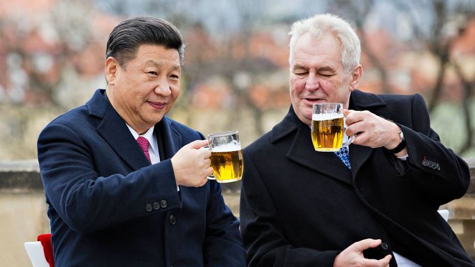 Miloš Zeman a Si Ťin-pching při rozlučkovém pivu na střeše Strahovského kláštera.