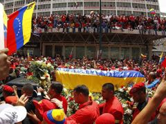 Rakev s ostatky Cháveze ve středu opustila vojenskou nemocnici v Caracasu.