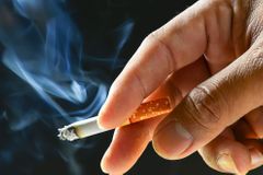 Politik navrhuje, aby lidé mohli kouřit až od 100 let. Doutníky by měly výjimku