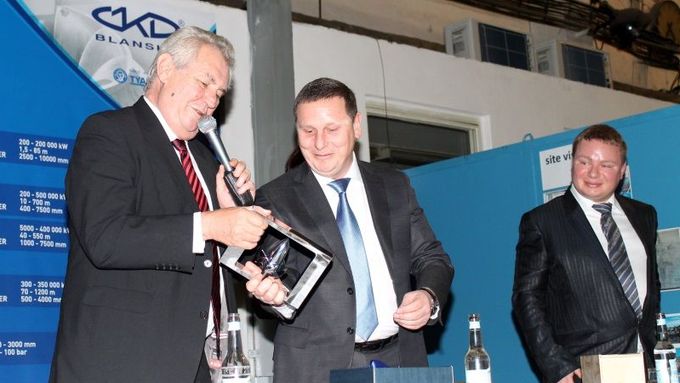 Andrej Trifonov (uprostřed) s tehdejším prezidentem Milošem Zemanem, který ĆKD Blansko Holding navštívil v prosinci 2014.