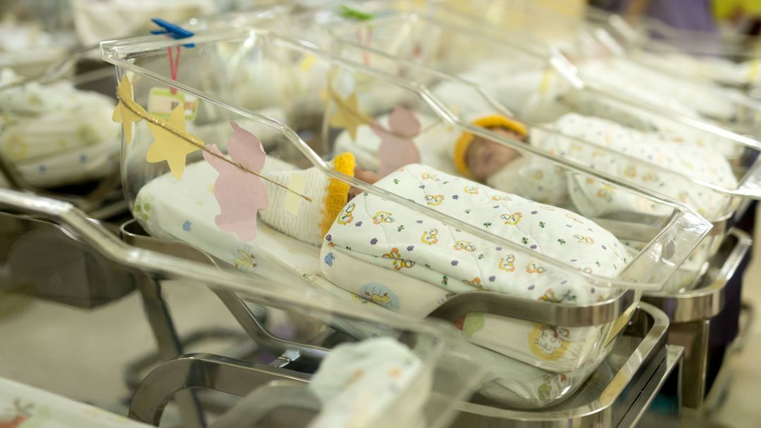 Ženy zjistily, že je v porodnici zaměnili, díky domácímu DNA testu.