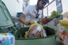 Muž se na cestě Evropou živil odpadky. Narazil jen v Česku