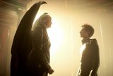 Gwendoline Christieová jako Lucifer Jitřenka a Tom Sturridge coby Sen.