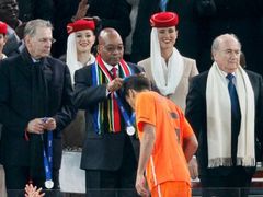 Prezident JAR Jacob Zuma po finálovém zápasu gratuluje nizozemským hráčům.