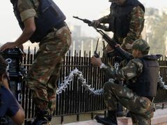 Příslušníci indické protiteroristické jednotky se chystají k akci před hotelem Tádž Palace v Bombaji.