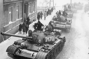 Odpor rozdrtily tanky. Jaruzelski vyhlásil stanné právo a Poláci přepadli "sami sebe"