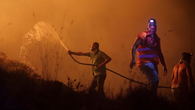 Dobrovolníci hasí požár v Portugalsku.