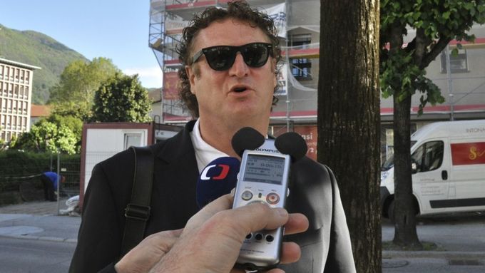 Obžalovaný Jiří Diviš hovoří s novináři při příchodu k trestnímu soudu v Bellinzoně.