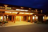 Tseshaht Multiplex, Port Alberni, British Columbia A právě jedinečný vztah k přírodě a základní kulturní hodnoty původních obyvatel se snažil architekt Lubor Trubka zachytit i ve svém návrhu budovy pro komunitu kmene Tseshaht.   