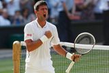 Novak Djokovič se raduje. Je zase o krok blíž ke svému druhému triumfu na nejslavnějším turnaji.