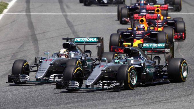 Podívejte se kolizi obou "Stříbrných šípů" Nica Rosberg a Lewise Hamiltona krátce po startu GP Španělska.
