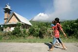 Vulkán následně vychrlil kouř a popel až do výše 1500 metrů a sopečný prach pokryl území až do vzdálenosti 30 kilometrů.