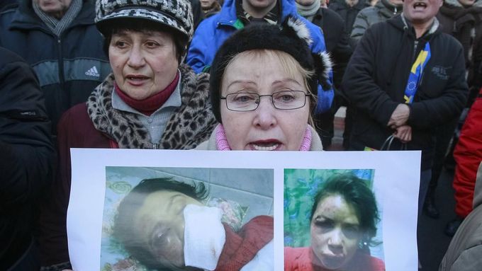 Lidé protestují před budovou ministerstva vnitra v Kyjevě proti napadení novinářky Čornovolové.