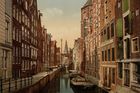 Kanál Oudezijds Kolk v Amsterdamu, jehož historie sahá až do středověku na fotografii z let 1890 až 1900.