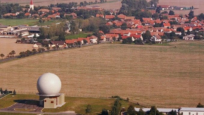 Páteřní radar NATO leží opravdu v těsné blízkosti obce.