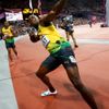 Jamajský sprinter Usain Bolt se raduje z vítězství ve finále na 100 metrů během OH 2012 v Londýně.