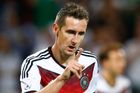VIDEO Brazilce sudí obrali o gól, Klose vystřelil rekord