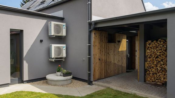 Kompaktní rozměry venkovní jednotky tepelného čerpadla (dole) a venkovní jednotky klimatizace (nahoře) umožňují instalaci na fasádu domu.