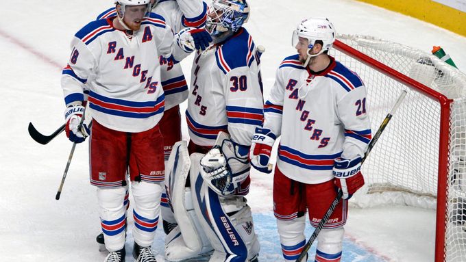 Hokejisté New Yorku Rangers se radují z druhé výhry nad Montrealem