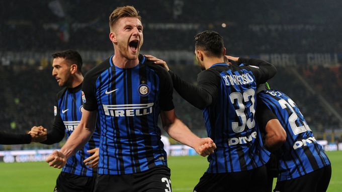 Obránce Interu Milán Milan Škriniar se raduje z gólu, kterým v italské lize otevřel skóre duelu s Beneventem