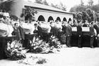 Pohřeb devíti obětí před libereckým krematoriem.