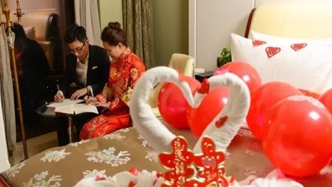 Novomanželé  Li Yunpeng a Chen Xuanchi