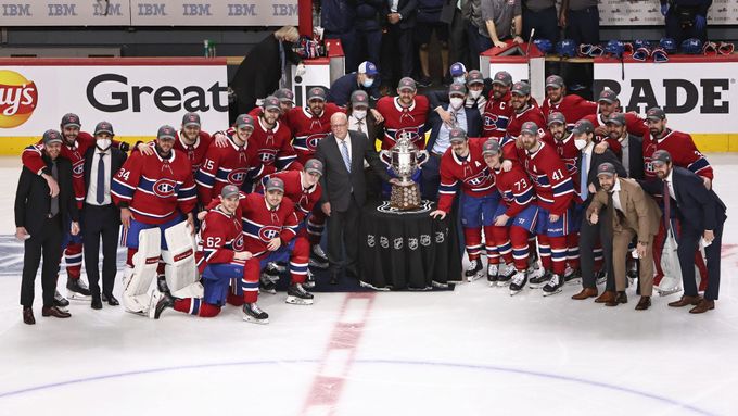 Hokejisté Montrealu pózují s Clarence S. Campbell Bowl pro vítěze Západní konference NHL