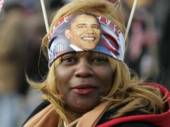 Američanka očekává přísahu nového prezidenta Baracka Obamy s jeho portrétem na šátku na hlavě.
