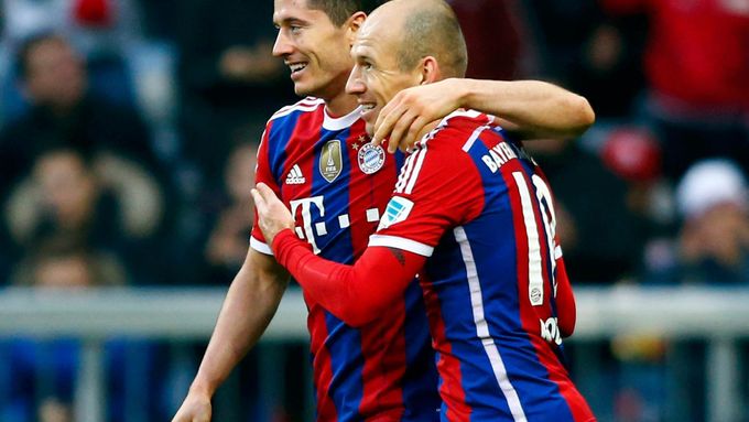 Robert Lewandowski a Arjen Robben se radují z gólu