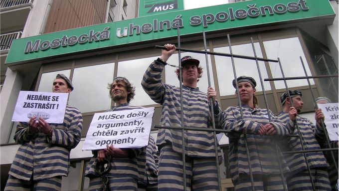 Demonstrace před sídlem Mostecké uhelné společnosti