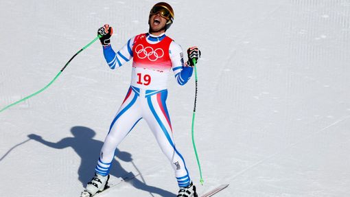 Radost Francouze Johana Clareyho v cíli olympijského sjezdu v Pekingu 2022.
